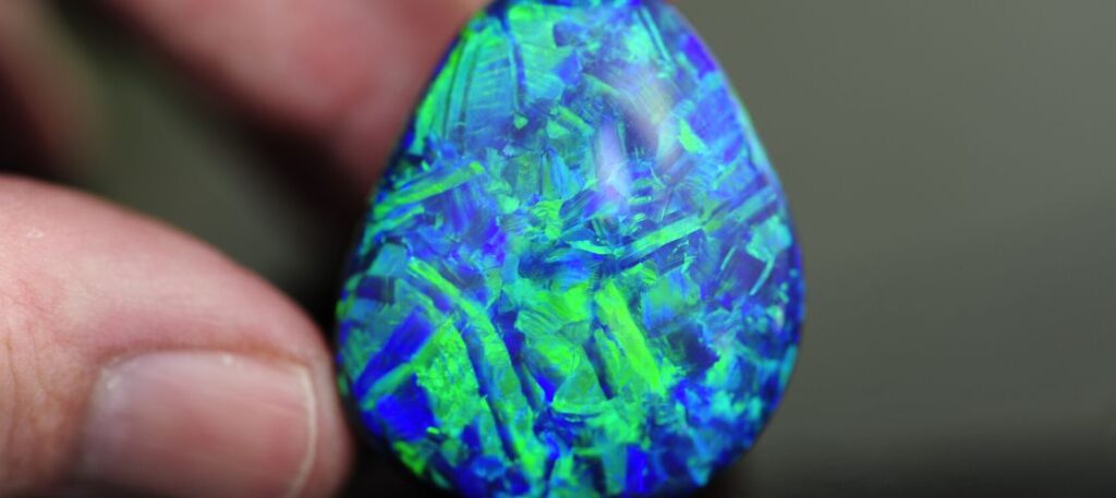 Understanding Play of Colour and Patterns in Opal Gemstones